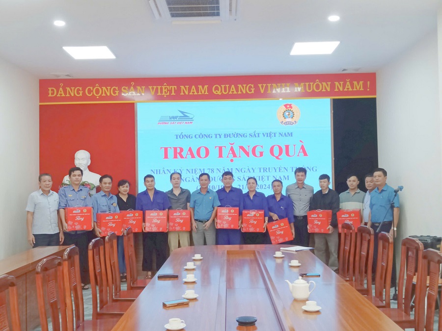 Tổng công ty Đường sắt Việt Nam tặng quà nhân dịp kỷ niệm 78 năm ngày truyền thống Ngành Đường sắt