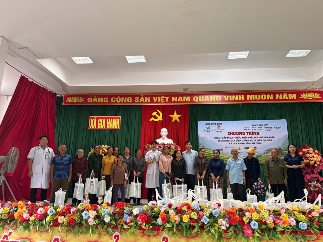 DNT ĐỒNG HÀNH CÙNG CHƯƠNG TRÌNH KHÁM BỆNH, CẤP PHÁT THUỐC MIỄN PHÍ VÀ TRAO QUÀ CHO GIA ĐÌNH CHÍNH SÁCH TẠI XÃ GIA HANH, TỈNH HÀ TĨNH